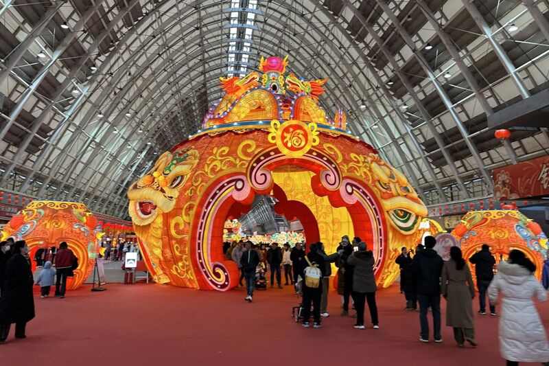 青岛新春艺术彩灯节点亮西海岸 传统与现代交融(图2)