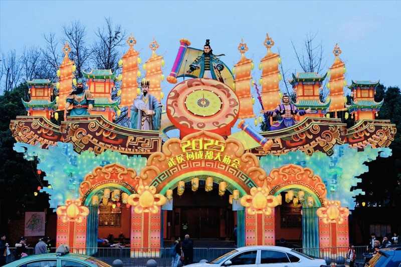 沉浸式三国灯展点亮蓉城,科技与传统融合新体验(图1) 武侯祠庙会三国主题灯会