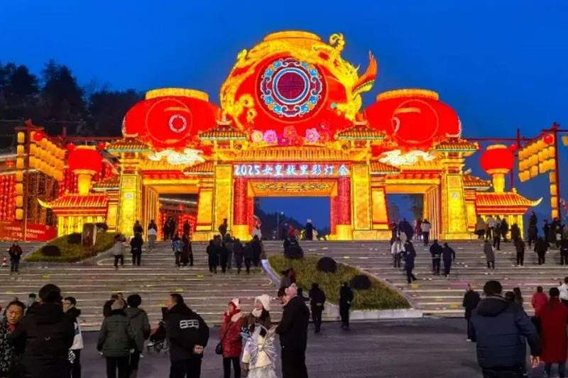 2025广元春节彩灯会精彩纷呈 文化盛宴吸引八方游客(图2)
