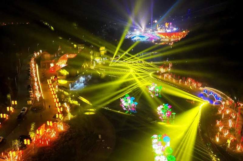 2025广元春节彩灯会精彩纷呈 文化盛宴吸引八方游客(图3)