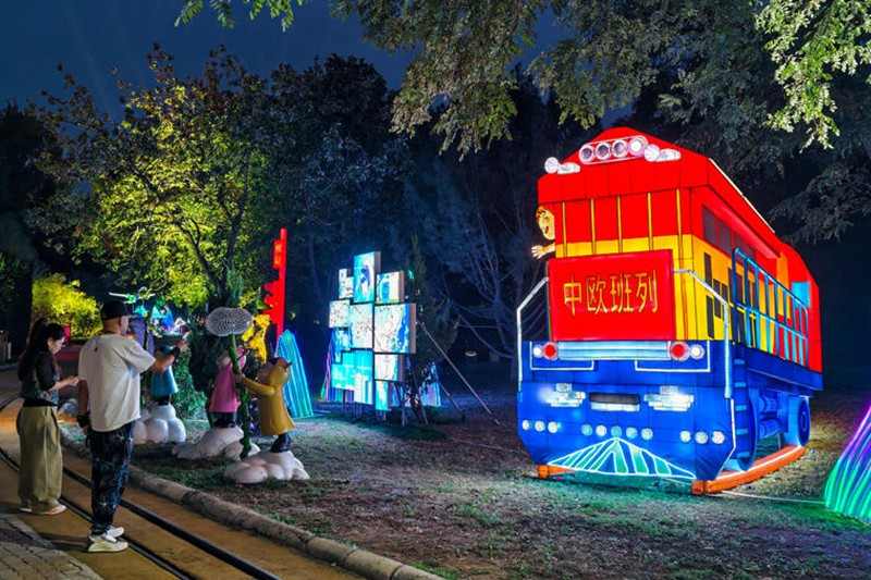 来北京世界公园欣赏光影世界(图2)