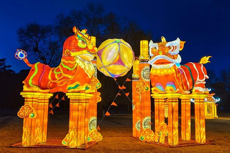 jjj8.jpg 非遗花灯邂逅科技光影 承德避暑山庄冬季灯会文化盛宴(图2)