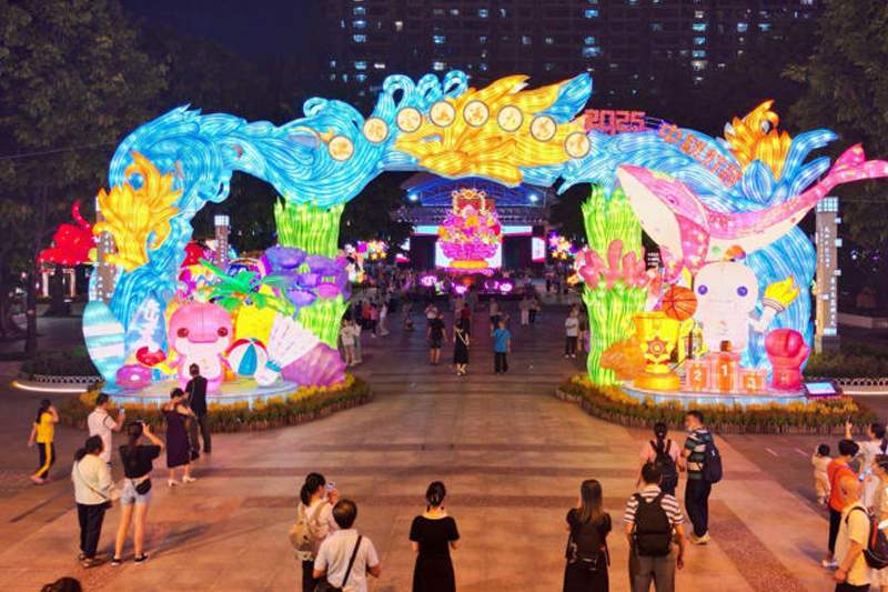 1 广州中秋灯会彩灯盛宴,传统工艺与现代元素完美融合(图1)