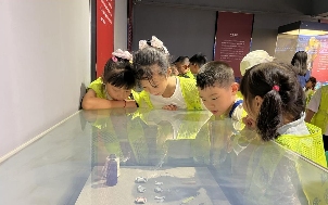 留守儿童走进彩灯博物馆感受家乡文化魅力(图2)