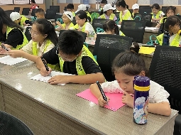 留守儿童走进彩灯博物馆感受家乡文化魅力(图6)