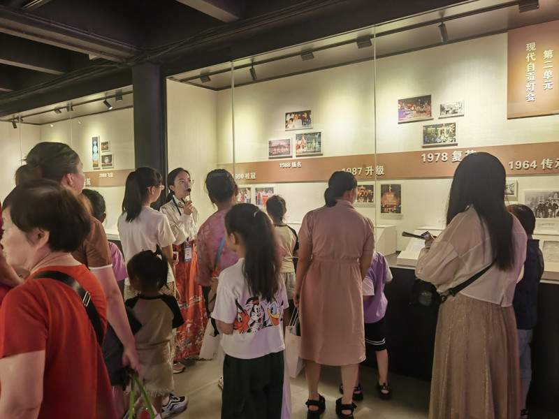 彩灯童梦园六一欢乐行主题活动圆满举办(图1)