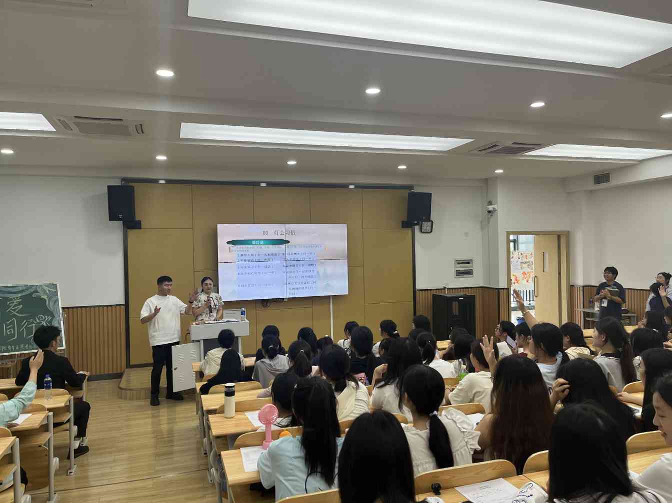 彩灯文化走进校园 学生体验传统工艺魅力(图2)