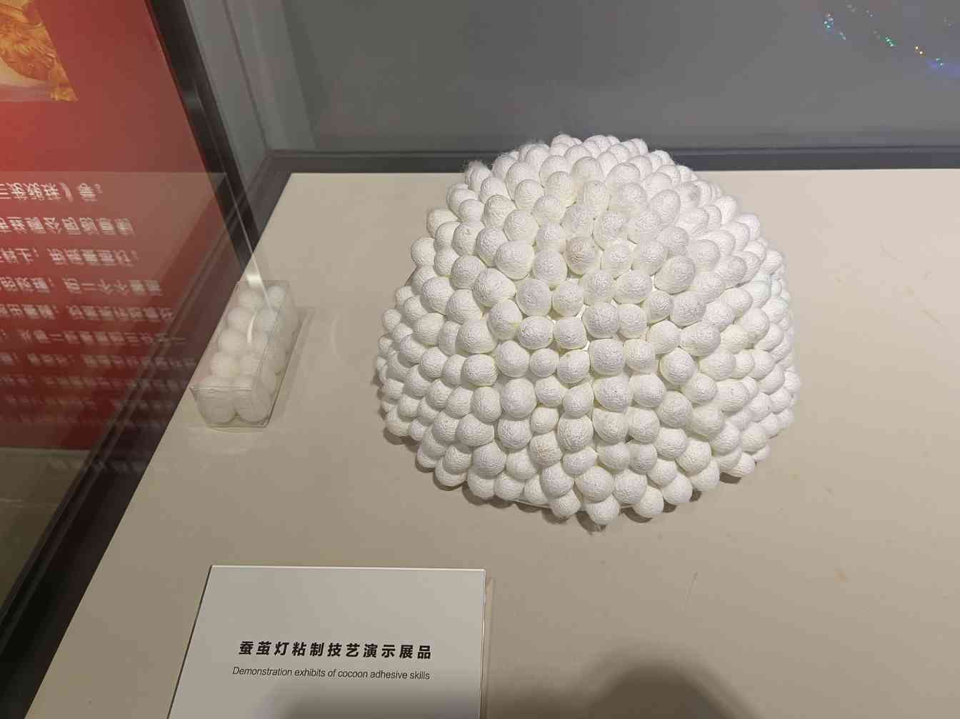 自贡彩灯工匠创新蚕茧工艺 制作双冠龙灯组捐赠博物馆(图3)