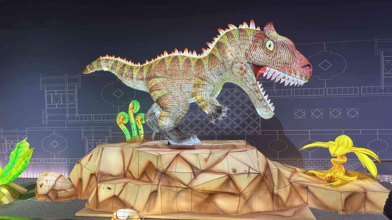 自贡彩灯工匠创新蚕茧工艺 制作双冠龙灯组捐赠博物馆(图1)