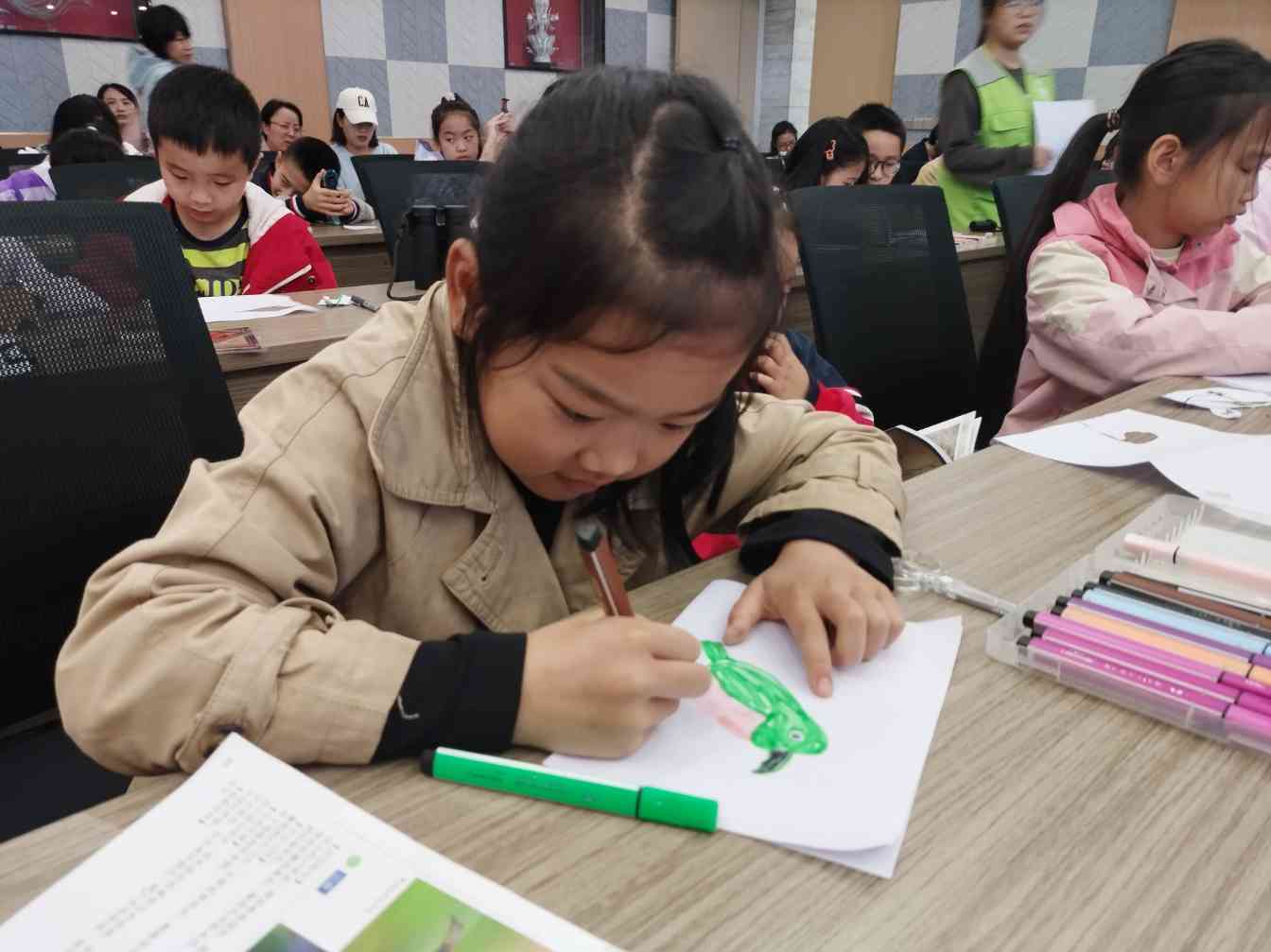 青少年动植物科普探索活动走进彩灯公园 寓教于乐体验自然之美(图3) 青少年动植物科普探索活动走进彩灯公园 寓教于乐体验自然之美(图3)