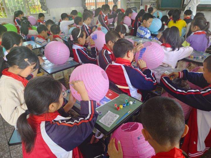 探寻彩灯足迹领略非遗文化 自贡彩灯博物馆进校园传承传统文化(图2)