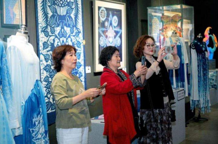 自贡彩灯文化普及基地荣获科普活动先进集体称号(图1) 自贡彩灯文化普及基地荣获科普活动先进集体称号(图1)