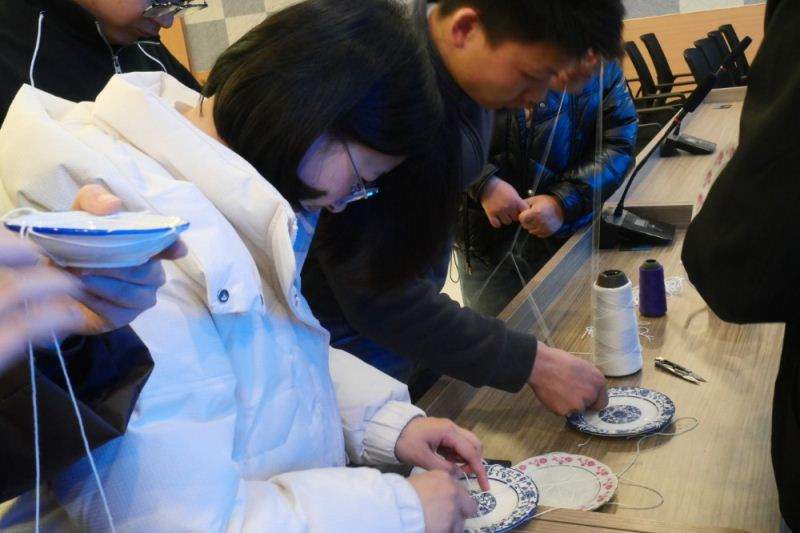 探秘瓷器灯捆扎技艺 中灯博讲堂体验非遗魅力(图4) 探秘瓷器灯捆扎技艺 中灯博讲堂体验非遗魅力(图4)