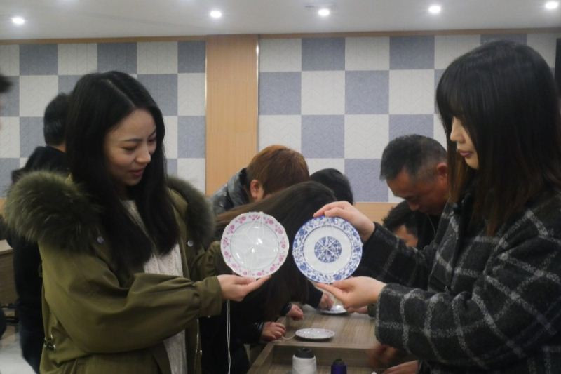 探秘瓷器灯捆扎技艺 中灯博讲堂体验非遗魅力(图6) 探秘瓷器灯捆扎技艺 中灯博讲堂体验非遗魅力(图6)