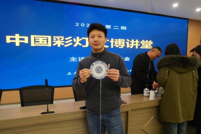 探秘瓷器灯捆扎技艺 中灯博讲堂体验非遗魅力(图5) 探秘瓷器灯捆扎技艺 中灯博讲堂体验非遗魅力(图5)