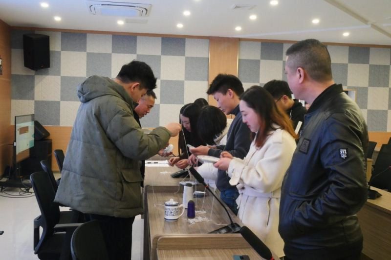 探秘瓷器灯捆扎技艺 中灯博讲堂体验非遗魅力(图3) 探秘瓷器灯捆扎技艺 中灯博讲堂体验非遗魅力(图3)