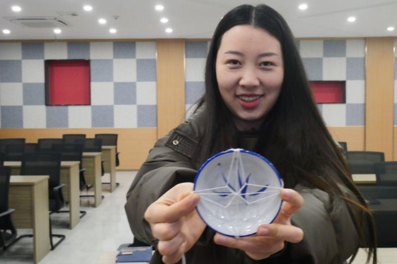 探秘瓷器灯捆扎技艺 中灯博讲堂体验非遗魅力(图7) 探秘瓷器灯捆扎技艺 中灯博讲堂体验非遗魅力(图7)