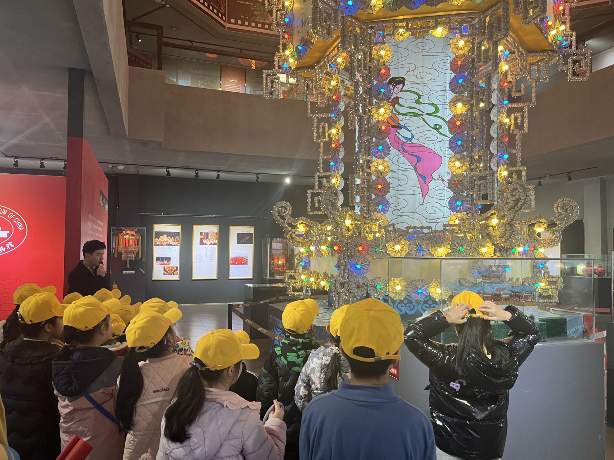 同心护苗 爱助成长 ——中国彩灯博物馆开展元宵节公益活动(图1) 同心护苗 爱助成长 ——中国彩灯博物馆开展元宵节公益活动(图1)