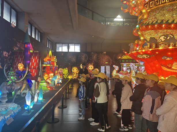 元宵节前夕,中国彩灯博物馆为孩子们点亮灯文化之旅(图2) 元宵节前夕,中国彩灯博物馆为孩子们点亮灯文化之旅(图2)