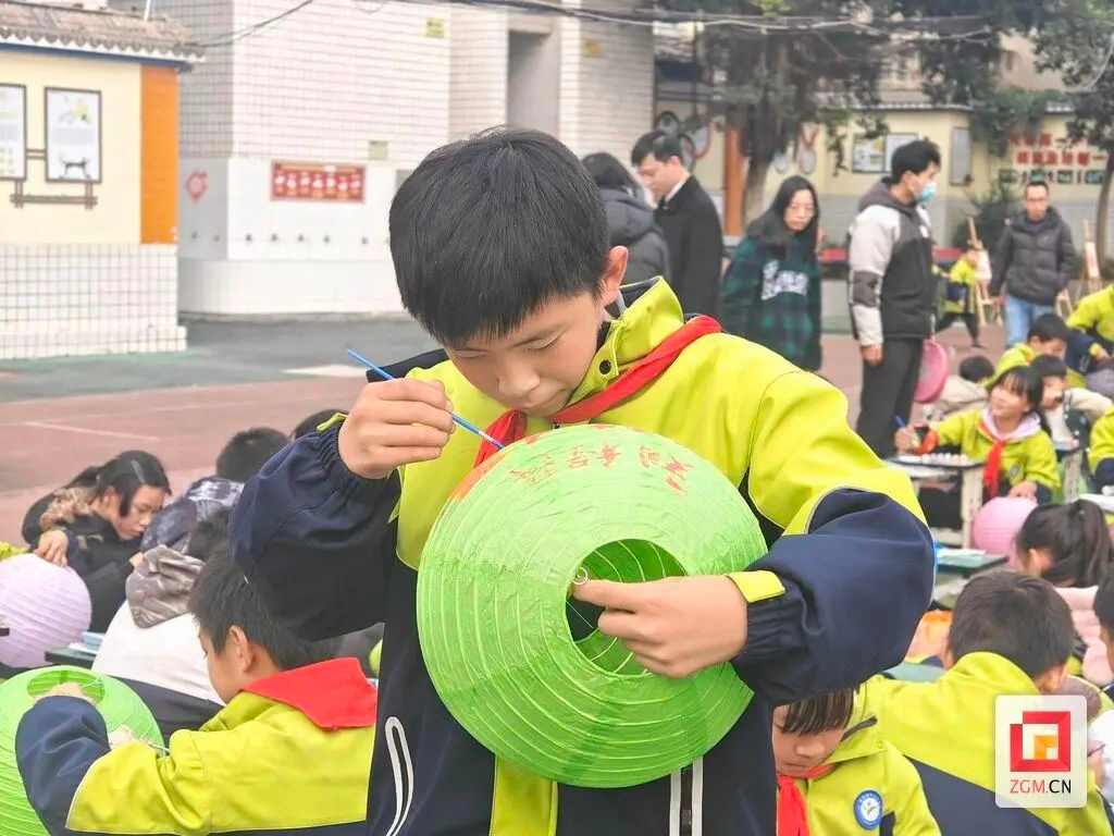 让孩子们爱上彩灯 “新年心灯 馆企进校” 活动走进联络镇中心小学(图6) 让孩子们爱上彩灯 “新年心灯 馆企进校” 活动走进联络镇中心小学(图6)