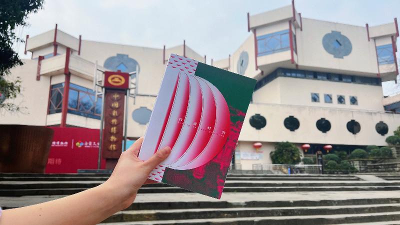 中共自贡市委宣传部编著、中国彩灯博物馆专业团队撰文的《自贡灯会》新书首发！(图1)