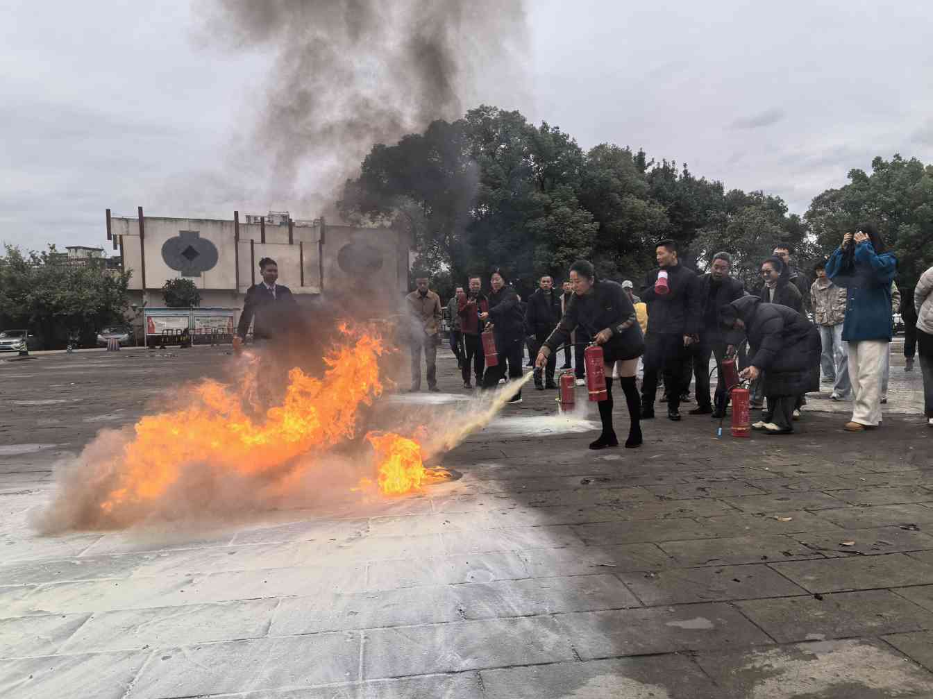 筑牢防火屏障,守护文化瑰宝——中国彩灯博物馆开展2025年下半年消防安全知识培训暨应急演练活动(图2) 筑牢防火屏障,守护文化瑰宝——中国彩灯博物馆开展2025年下半年消防安全知识培训暨应急演练活动(图2)