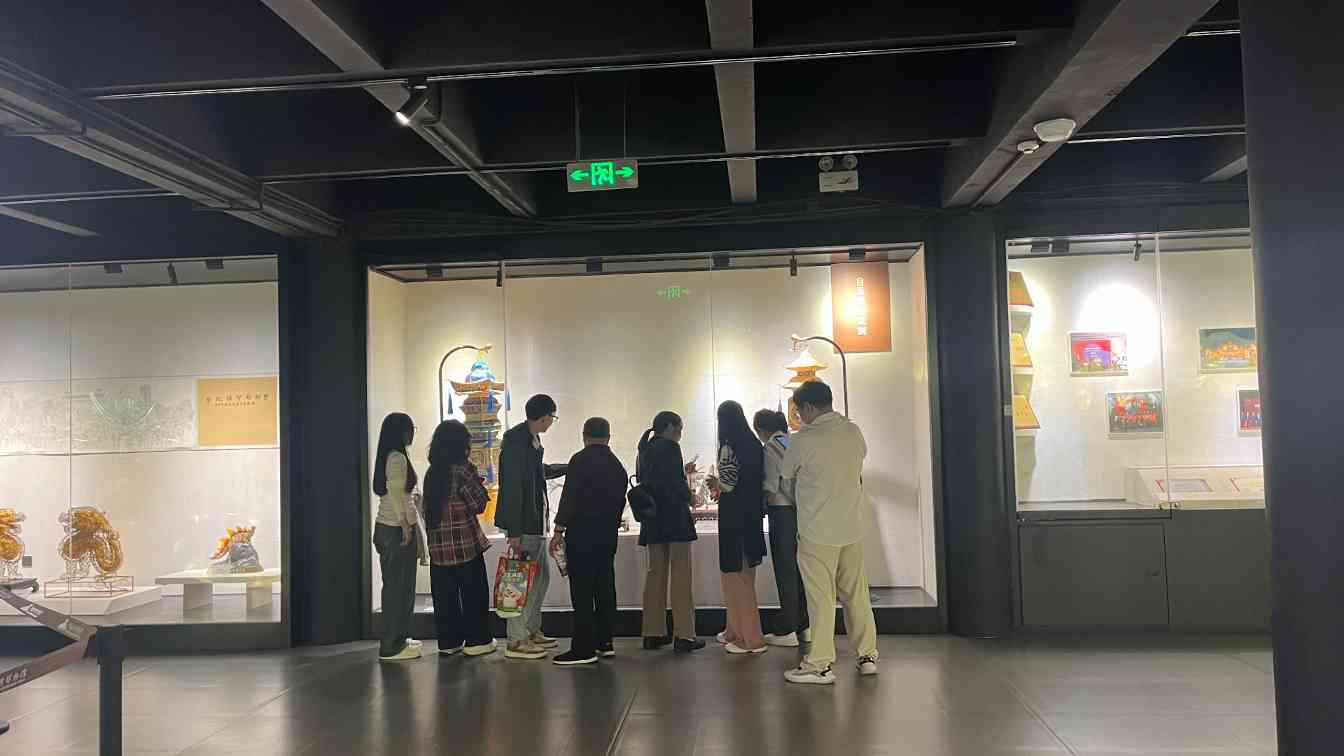 五星红,秋意浓——中国彩灯博物馆 “双节”人气拉满,累计接待游客超9万人次(图1) 五星红,秋意浓——中国彩灯博物馆 “双节”人气拉满,累计接待游客超9万人次(图1)