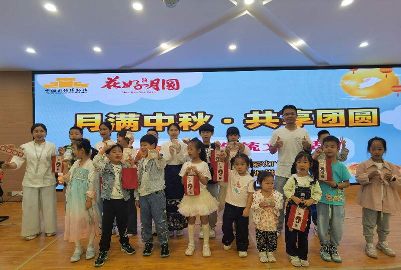 五星红，秋意浓——中国彩灯博物馆 “双节”人气拉满，累计接待游客超9万人次(图10)