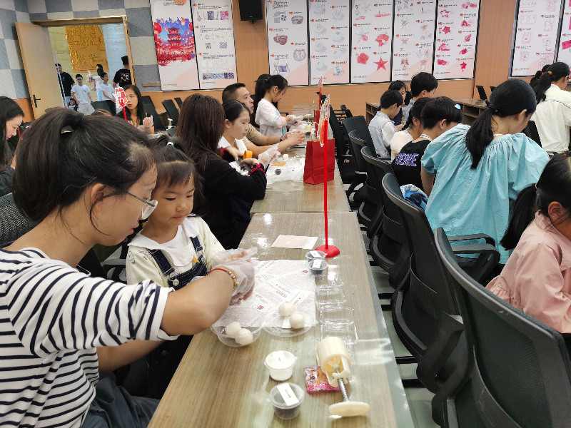 五星红,秋意浓——中国彩灯博物馆 “双节”人气拉满,累计接待游客超9万人次(图8) 五星红,秋意浓——中国彩灯博物馆 “双节”人气拉满,累计接待游客超9万人次(图8)
