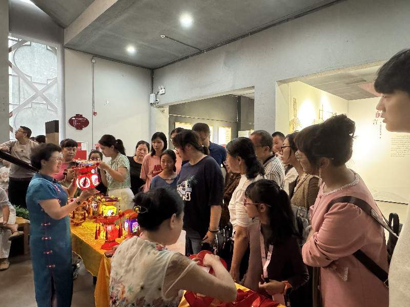 五星红,秋意浓——中国彩灯博物馆 “双节”人气拉满,累计接待游客超9万人次(图15) 五星红,秋意浓——中国彩灯博物馆 “双节”人气拉满,累计接待游客超9万人次(图15)
