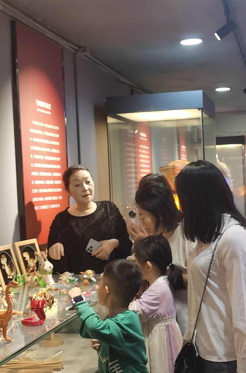 五星红,秋意浓——中国彩灯博物馆 “双节”人气拉满,累计接待游客超9万人次(图22) 五星红,秋意浓——中国彩灯博物馆 “双节”人气拉满,累计接待游客超9万人次(图22)