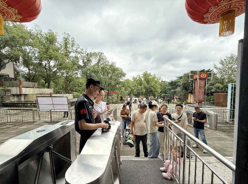 五星红,秋意浓——中国彩灯博物馆 “双节”人气拉满,累计接待游客超9万人次(图24) 五星红,秋意浓——中国彩灯博物馆 “双节”人气拉满,累计接待游客超9万人次(图24)