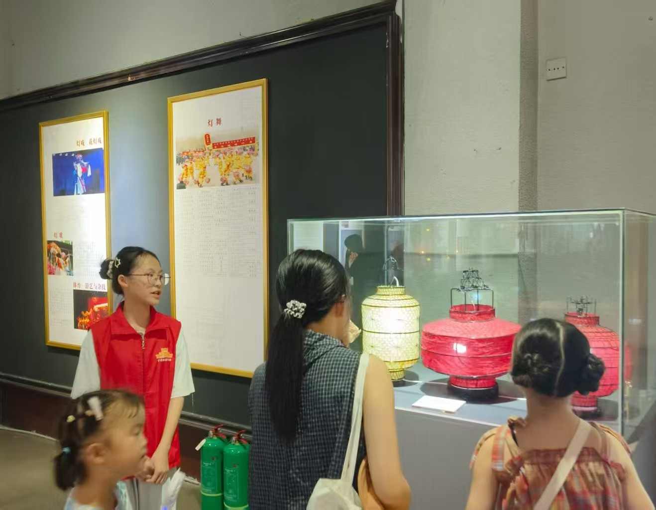 小小身影点亮文化传承路!中国彩灯博物馆 “小小志愿者”暑期培训班圆满结业(图8) 小小身影点亮文化传承路!中国彩灯博物馆 “小小志愿者”暑期培训班圆满结业(图8)