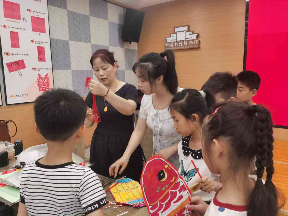 学非遗、画彩灯!中国彩灯博物馆这场艺术之旅让传统文化 “照进” 童心(图4) 学非遗、画彩灯!中国彩灯博物馆这场艺术之旅让传统文化 “照进” 童心(图4)