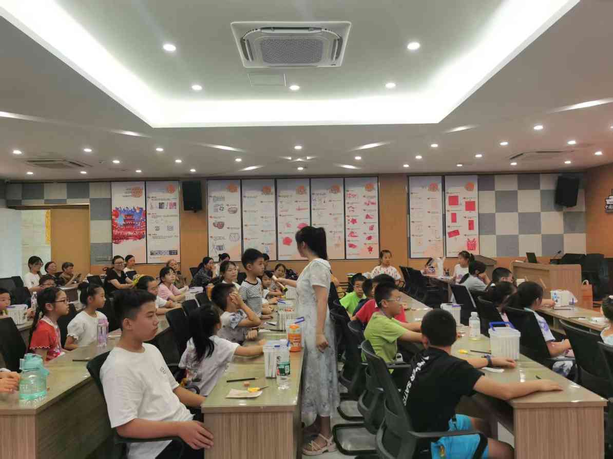 学非遗、画彩灯!中国彩灯博物馆这场艺术之旅让传统文化 “照进” 童心(图3) 学非遗、画彩灯!中国彩灯博物馆这场艺术之旅让传统文化 “照进” 童心(图3)