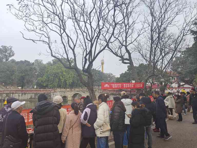 “福满灯彩 春联颂祝福” ——中国彩灯博物馆开展义写春联公益活动(图4) “福满灯彩 春联颂祝福” ——中国彩灯博物馆开展义写春联公益活动(图4)