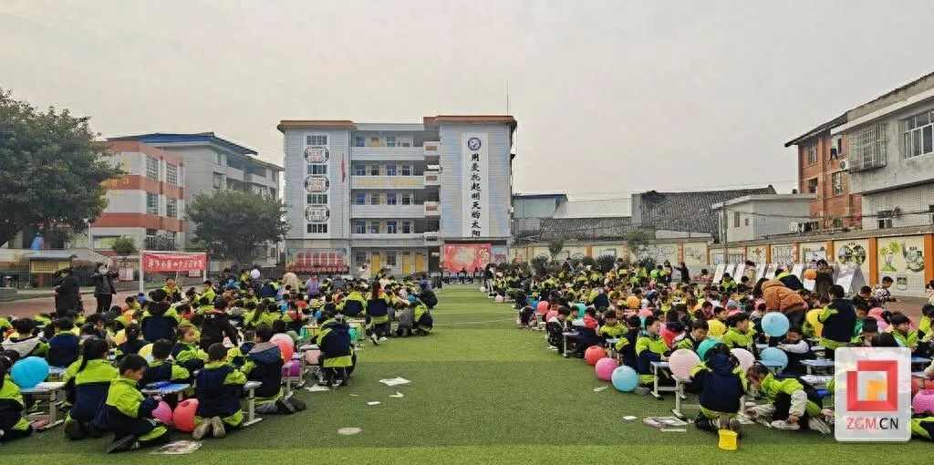 馆校合作传承灯文化 千名小学生绘制心灯梦(图1) 馆校合作传承灯文化 千名小学生绘制心灯梦(图1)