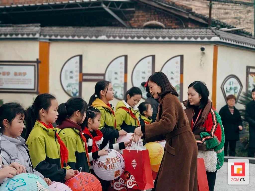 馆校合作传承灯文化 千名小学生绘制心灯梦(图8) 馆校合作传承灯文化 千名小学生绘制心灯梦(图8)