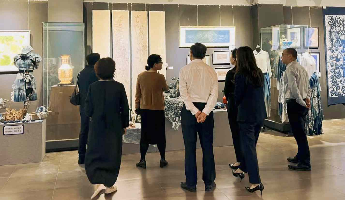 四川非遗节表彰大会亮相扎染文创展(图2)