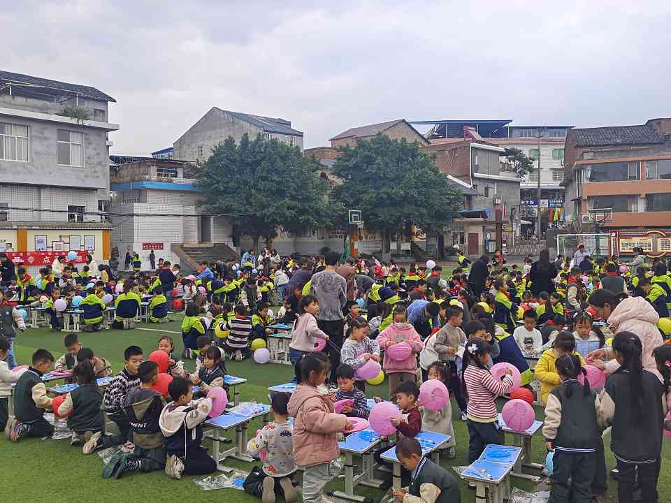 彩灯文化传播进校园 非遗传承激发青少年热情(图2)