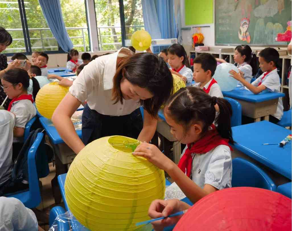 校园彩灯文化讲座点亮匠心传承(图4)