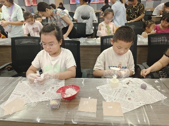 中秋文化体验：亲子互动品诗词 制月饼传承传统(图2)