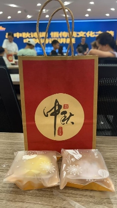 中秋文化体验：亲子互动品诗词 制月饼传承传统(图3)