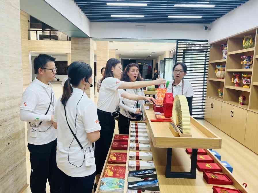联合国专家调研自贡彩灯博物馆 传承成果获高度评价(图2)