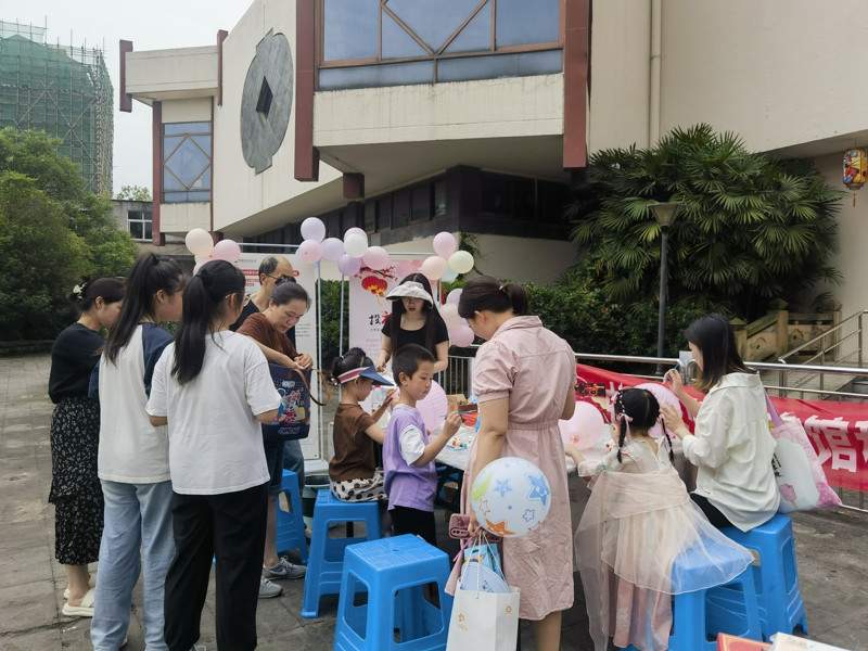 儿童节非遗探秘：自贡彩灯点亮童心(图2)