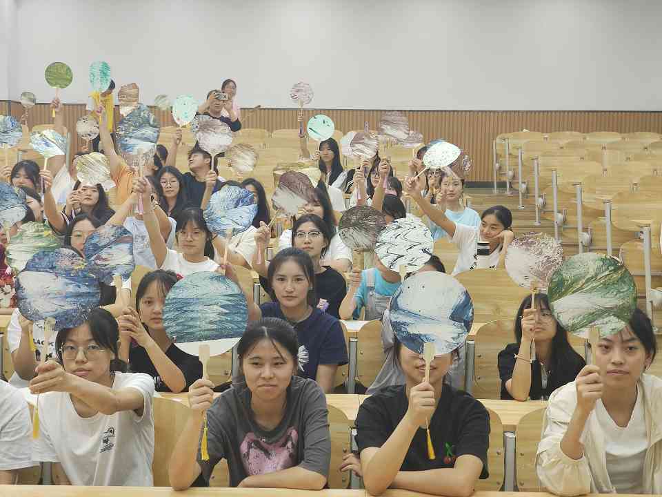 流动博物馆进校园:彩灯文化点亮学生创新实践之路(图4) 流动博物馆进校园:彩灯文化点亮学生创新实践之路(图4)