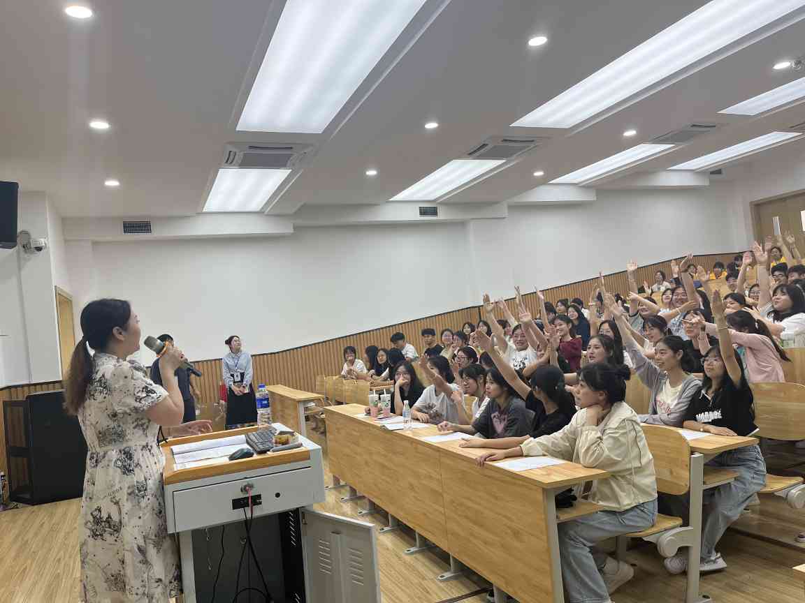 流动博物馆进校园:彩灯文化点亮学生创新实践之路(图3) 流动博物馆进校园:彩灯文化点亮学生创新实践之路(图3)