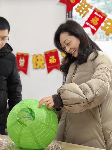 非遗彩灯文化走进唐家岩社区 传递新年祝福(图5)