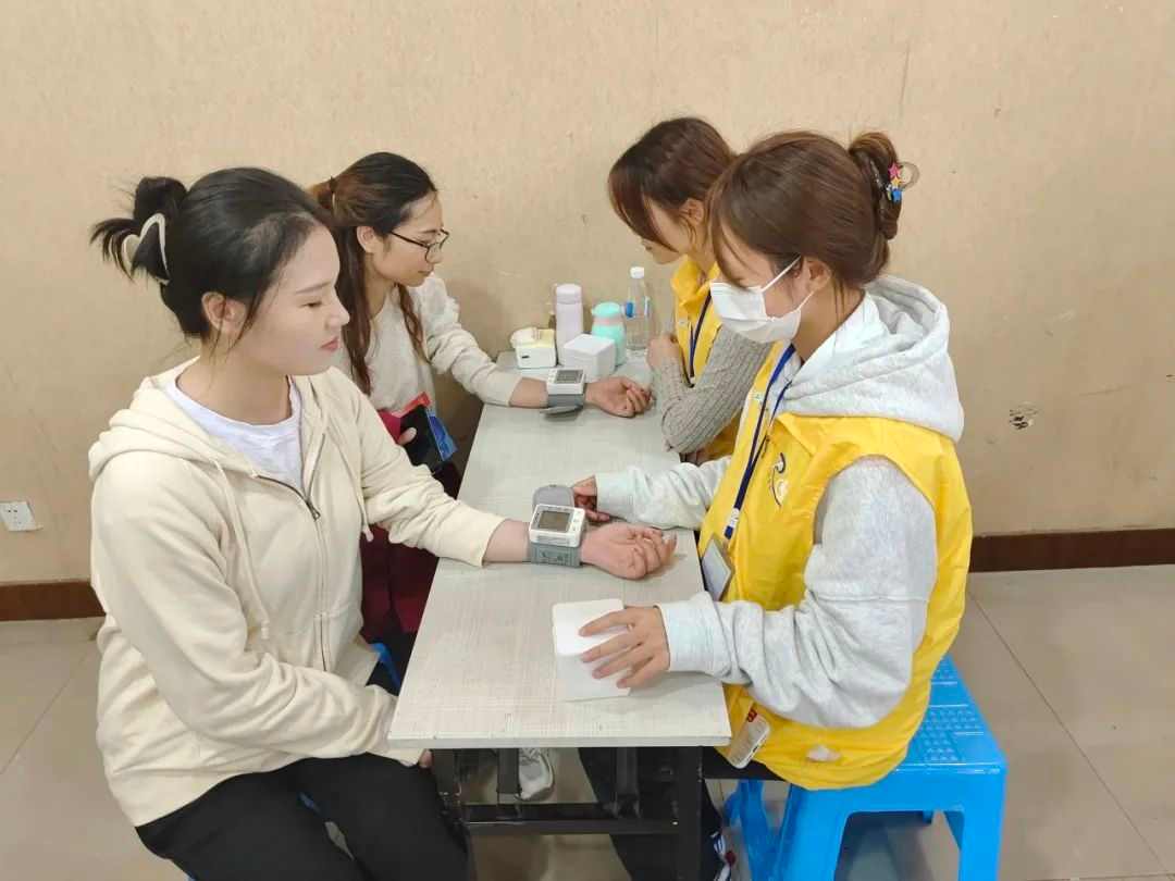 健康生活 爱护肩颈 ——中灯博联合四川卫康院康复学院举行肩颈腰义诊活动(图2) 健康生活 爱护肩颈 ——中灯博联合四川卫康院康复学院举行肩颈腰义诊活动(图2)