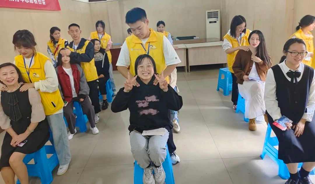 健康生活 爱护肩颈 ——中灯博联合四川卫康院康复学院举行肩颈腰义诊活动(图3) 健康生活 爱护肩颈 ——中灯博联合四川卫康院康复学院举行肩颈腰义诊活动(图3)